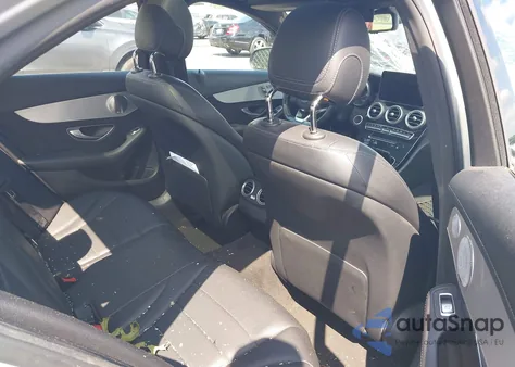 2015 Mercedes-Benz C 300 4Matic/Luxury 4Matic/Sport 4Matic z USA, uszkodzony, nr VIN 55SWF4KB9FU063928